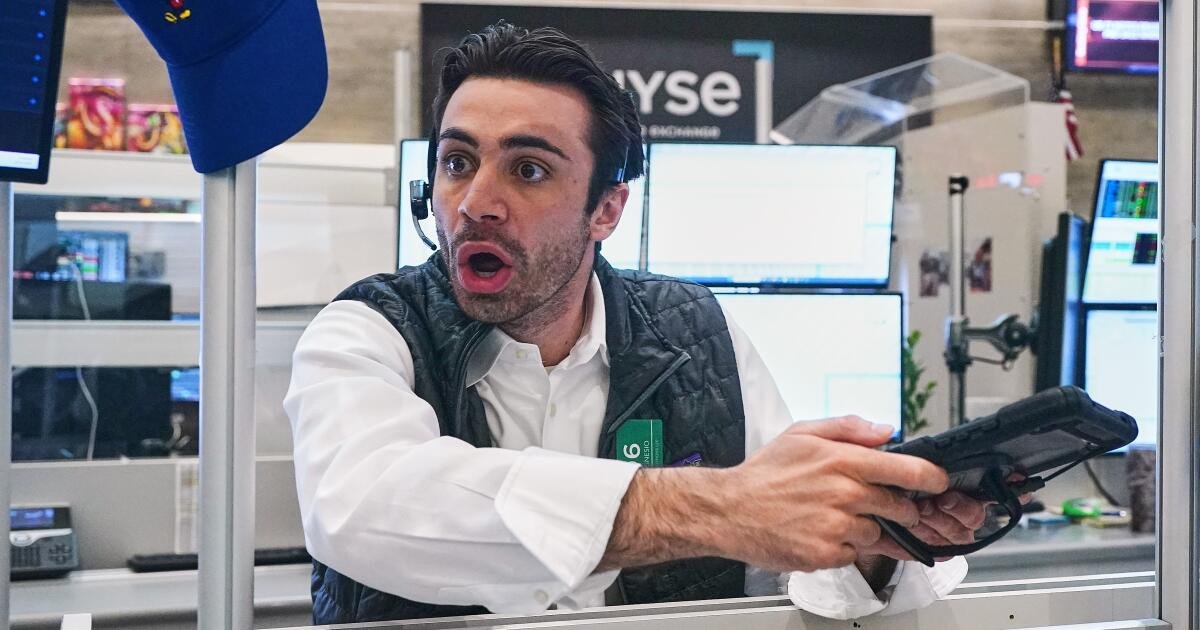 Read more about the article Stocks waver on Wall Street while crude oil prices fall for the first time in a week