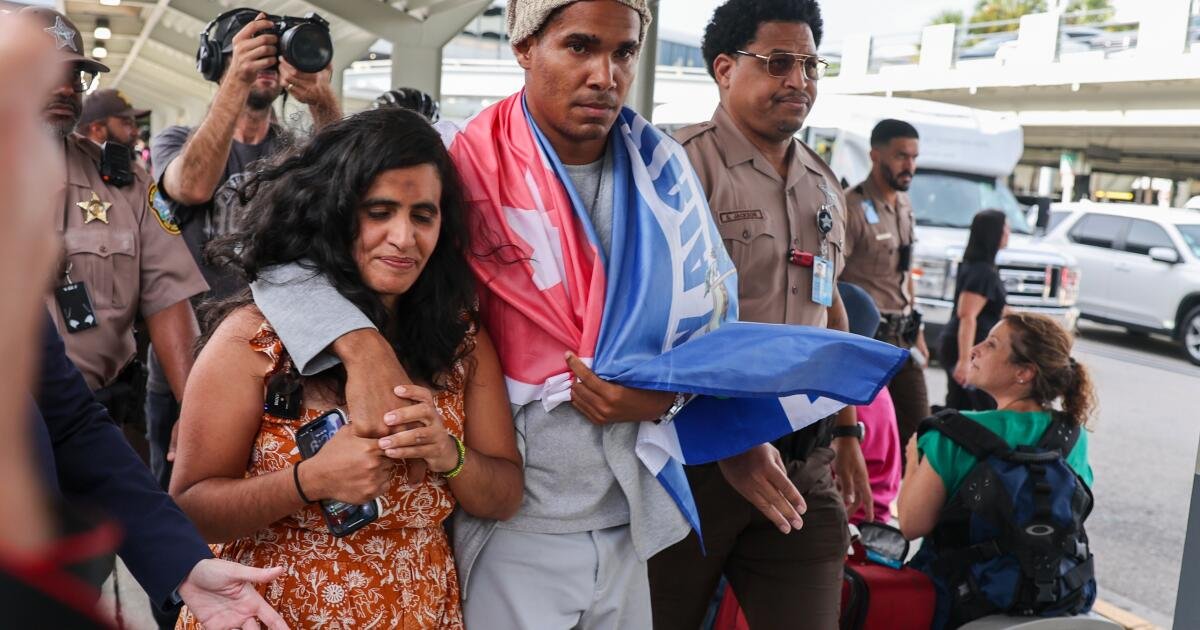 Read more about the article Cuban dissident, exiled from country after 5 years in prison, arrives in U.S.