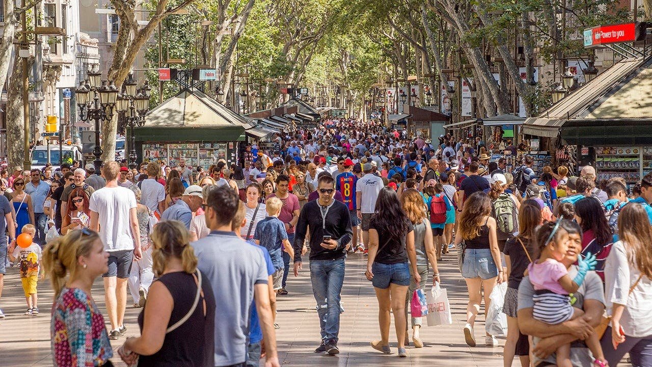 You are currently viewing Barcelona offiicials crack down on tourism, say not a single person more