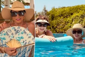 Read more about the article Joan Collins, 93, showcases timeless beauty with former Bond girl Alison Papworth in St. Tropez