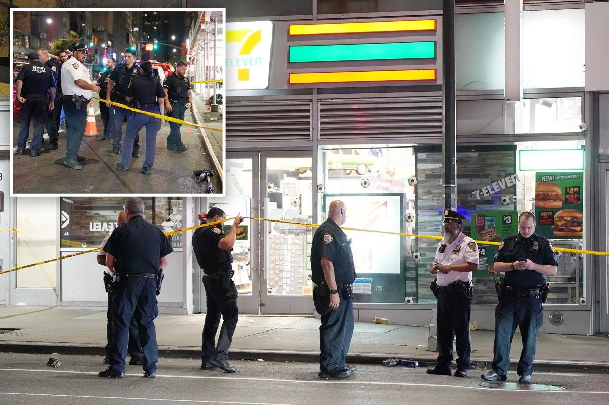 You are currently viewing 2 men stabbed during fight with stranger blocks from Times Square: cops, sources