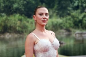 Read more about the article Scarlett Johansson’s ‘perfect’ go-to sunscreen is finally back in stock