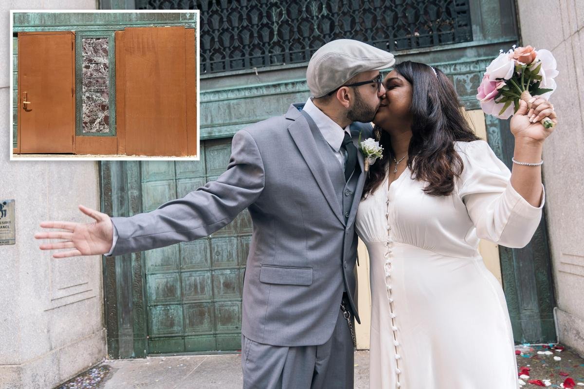 You are currently viewing City Hall tosses iconic green doors for ‘poopy brown’ ones, devastating NYC wedding photogs and newlyweds