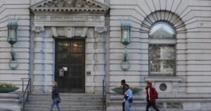 Read more about the article Hiring a hit man to commit murder is not always ‘a crime of violence,’ 9th Circuit rules