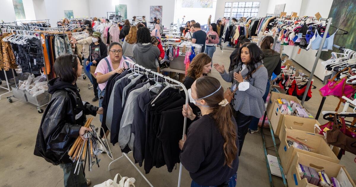 You are currently viewing L.A.’s ‘free shops’ where fire victims can pick up new clothes