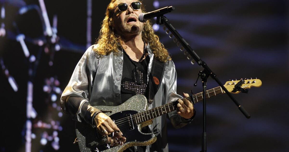 Read more about the article Maná frontman calls out Liam Gallagher over Mexico-England World Cup prediction