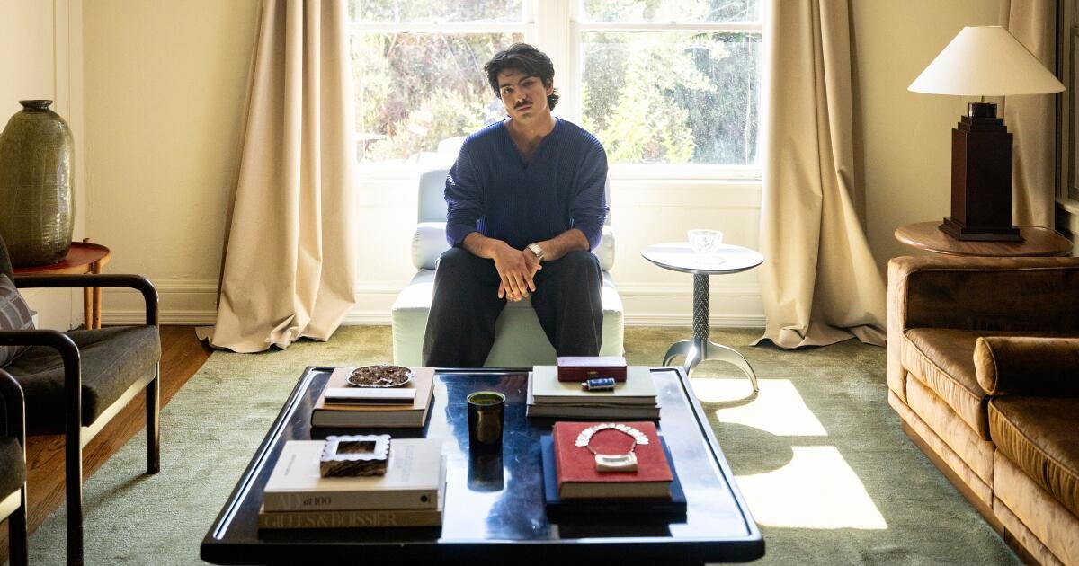 Read more about the article He turned his West Hollywood apartment into an entertainer’s dream