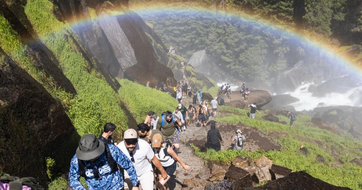 Read more about the article Yosemite crowds are turning trips into ‘hell.’ Can visitors have fun?