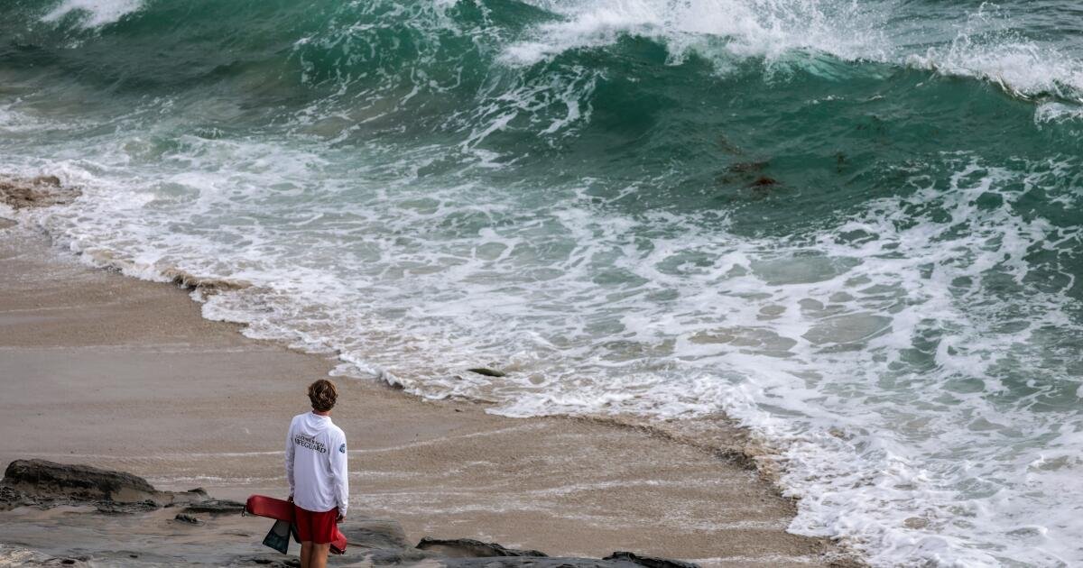 You are currently viewing California lifeguards are rescuing thousands during high surf, heat waves this summer