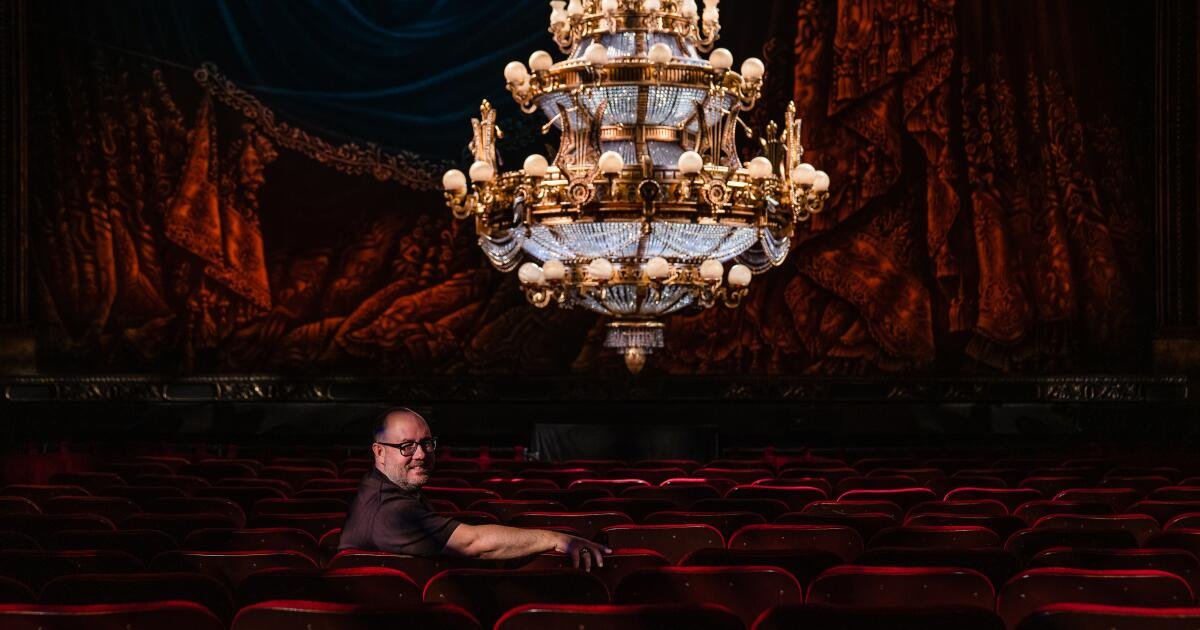 Read more about the article Meet ‘Gillian’: The untold story of ‘Phantom of the Opera’s’ 2,000-pound chandelier