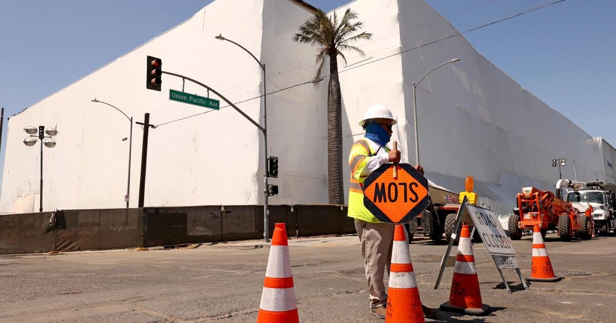 You are currently viewing Bass imposes new limits on rebuilding process for warehouse that burned in Boyle Heights