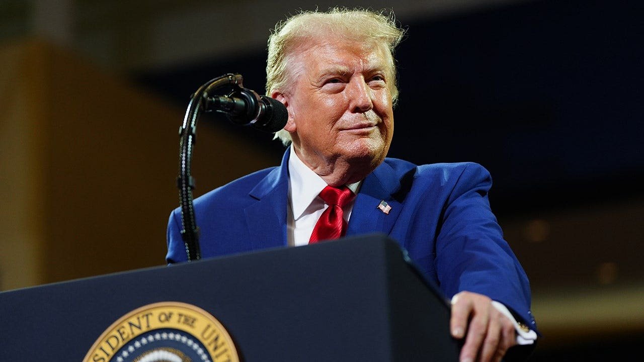 You are currently viewing NBA news: Trump weighs in on LeBron James vs Michael Jordan debate