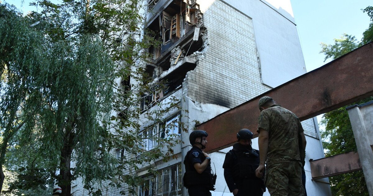 You are currently viewing Russian strikes across Ukraine kill 10 and a missile falls in Poland