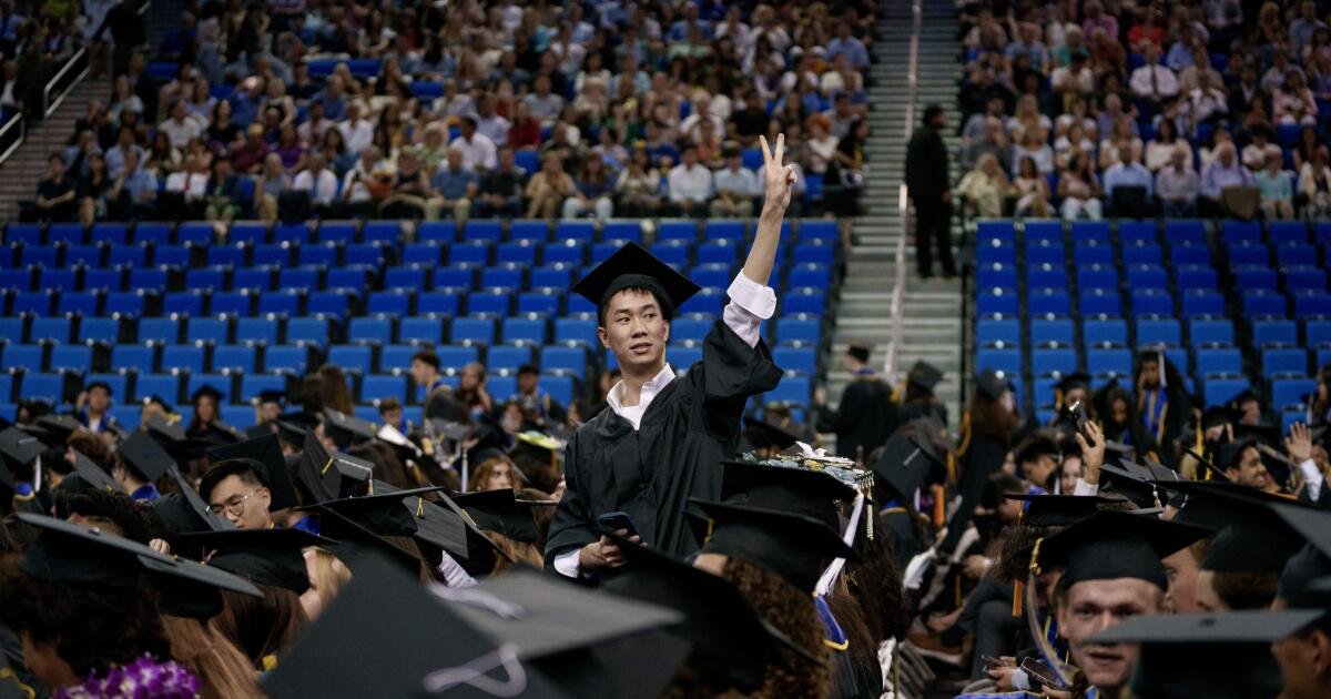 You are currently viewing Contributor: College degrees no longer last a lifetime. UC schools can help graduates keep up.