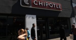 Read more about the article New drinks, burritos and perks help Chipotle and Starbucks beat cautious consumers