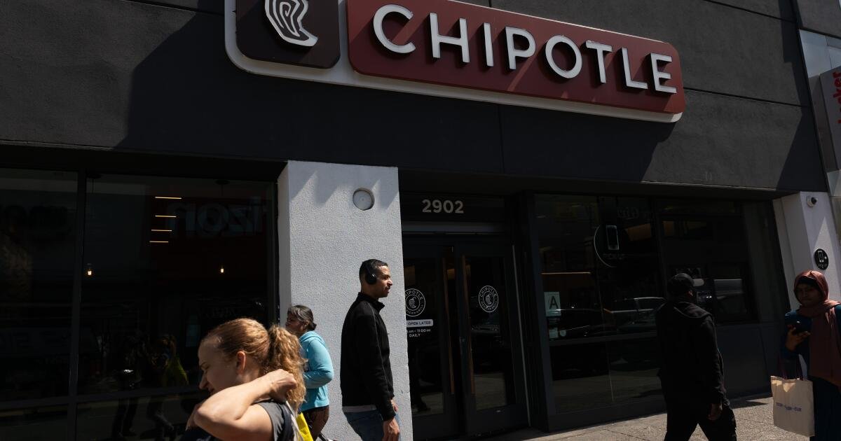 Read more about the article New drinks, burritos and perks help Chipotle and Starbucks beat cautious consumers