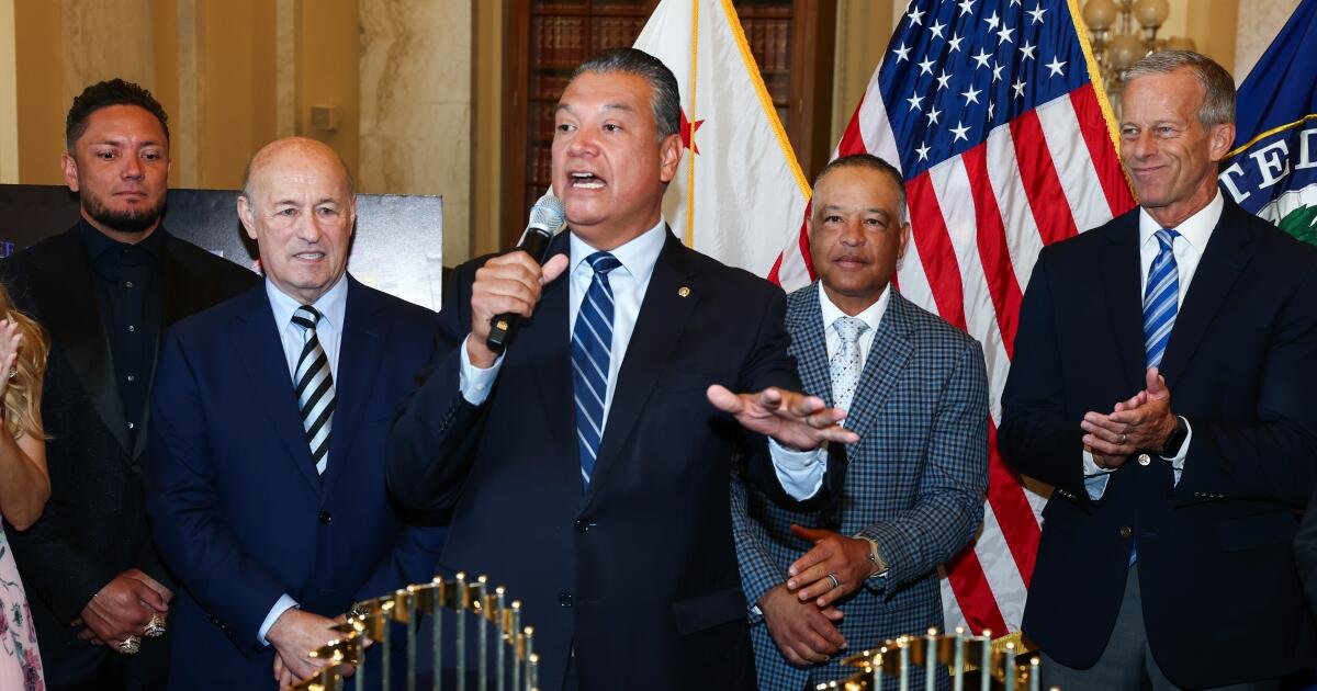You are currently viewing Miguel Rojas on decision to visit Capitol Hill, White House: ‘I’m representing the Dodgers’