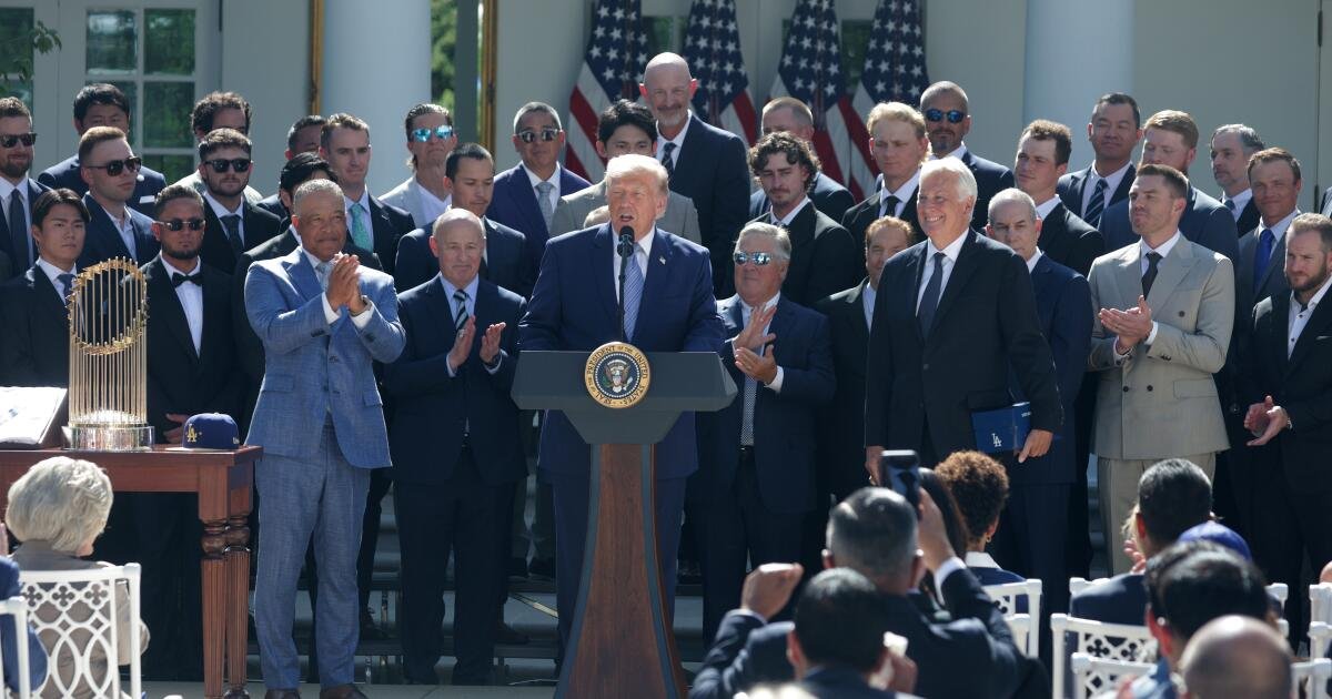 You are currently viewing Dodgers visit Trump at White House to celebrate World Series win