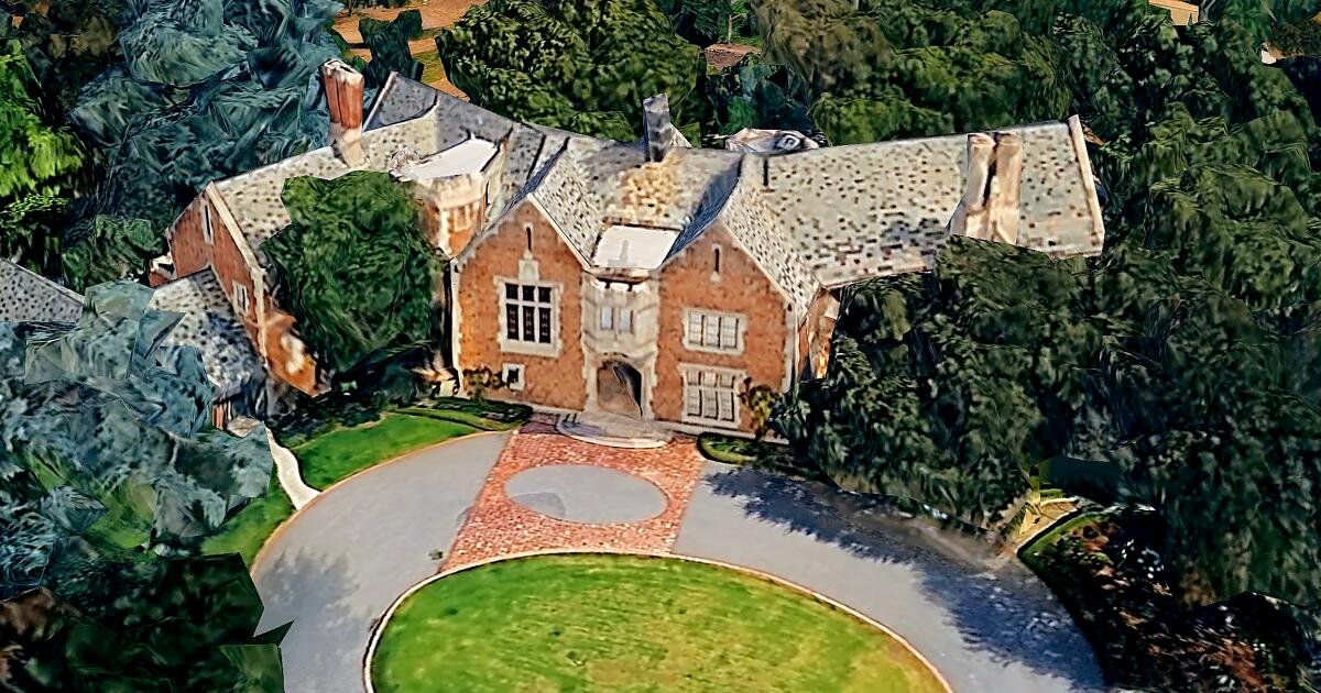 Read more about the article Wayne Manor from TV’s ‘Batman’ lists for $32 million in Pasadena