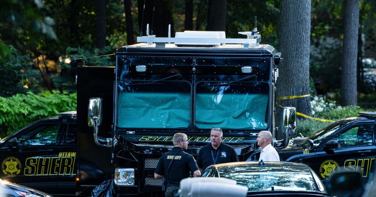 You are currently viewing Officials say man killed wife and 6 kids, then himself, before all were found in Michigan home fire
