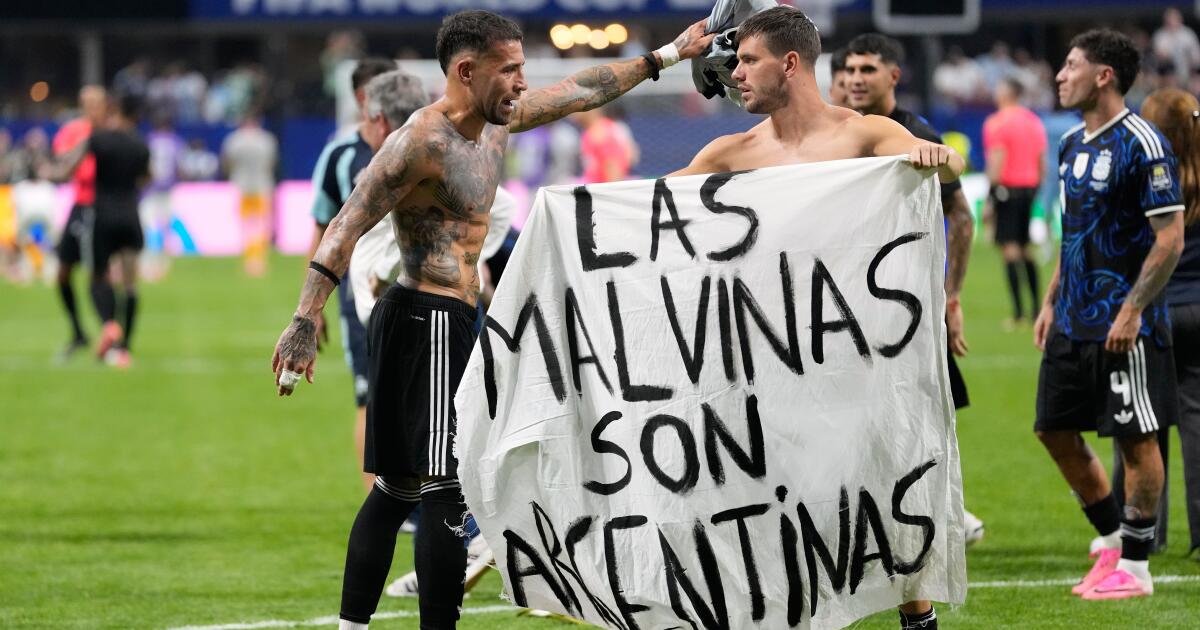 Read more about the article U.K. urges FIFA to investigate Argentina over Falklands banner at World Cup