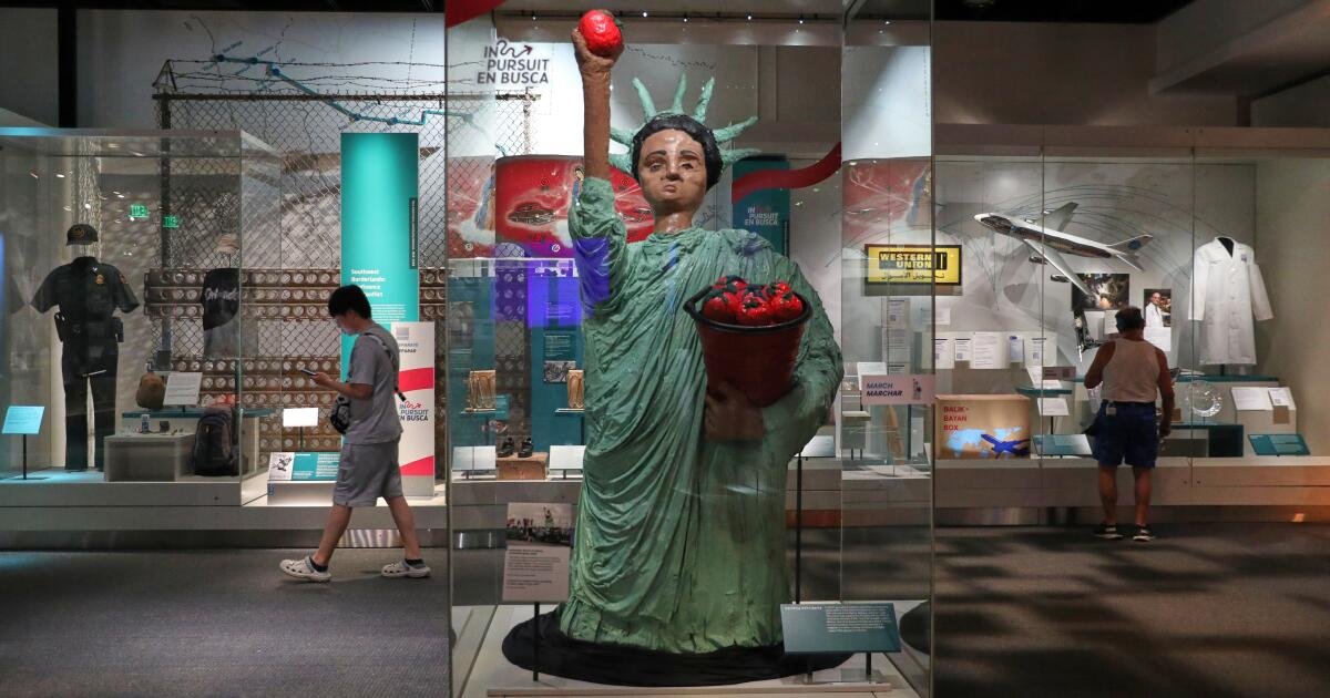 You are currently viewing Trump orders new signs outside Smithsonian claiming some exhibits are inaccurate