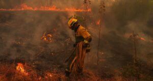 Read more about the article Wildfires in France drive more people from their homes and creep toward Bordeaux