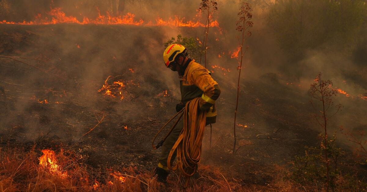 Read more about the article Wildfires in France drive more people from their homes and creep toward Bordeaux