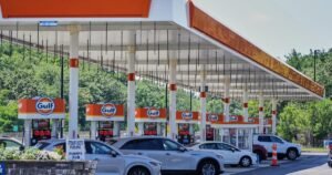 Read more about the article From gas to groceries, $100 oil threatens a new wave of price pain