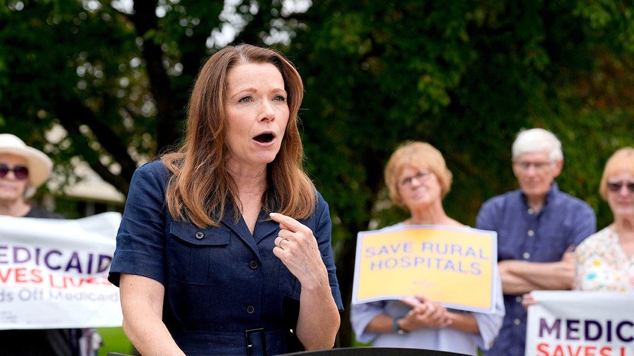 You are currently viewing Iowa candidate Christina Bohannan called state a ‘backwater’ on transgender athletes
