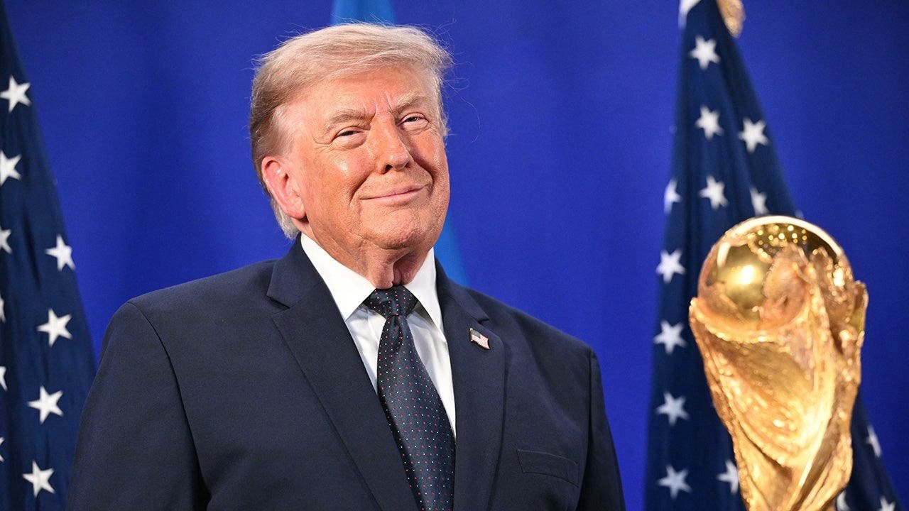 You are currently viewing Trump watches World Cup final with Melania and Infantino in suite