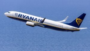 Read more about the article Experts reveal how a Ryanair flight passenger was nearly sucked out of window
