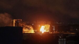 Read more about the article Russia launches ballistic missile attack on Kyiv, officials report