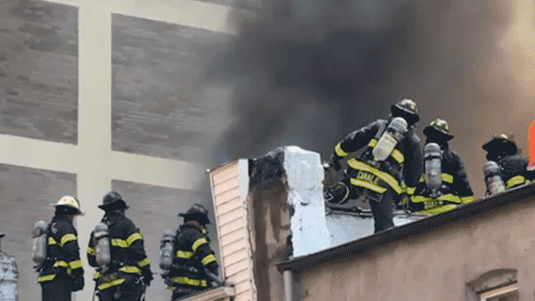 You are currently viewing Massive 5-alarm New York City apartment fire injures 17 FDNY firefighters
