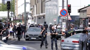 Read more about the article Paris stabbing suspect allegedly shouts Islamic slogan after attack