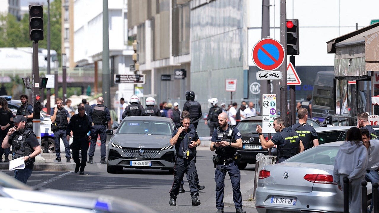 You are currently viewing Paris stabbing suspect allegedly shouts Islamic slogan after attack