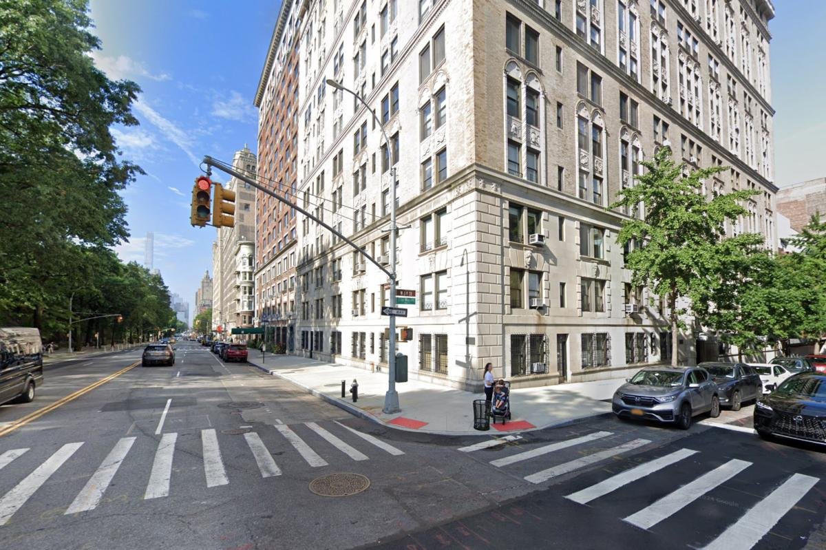 You are currently viewing 2 men stabbed near Central Park in unprovoked attack: sources