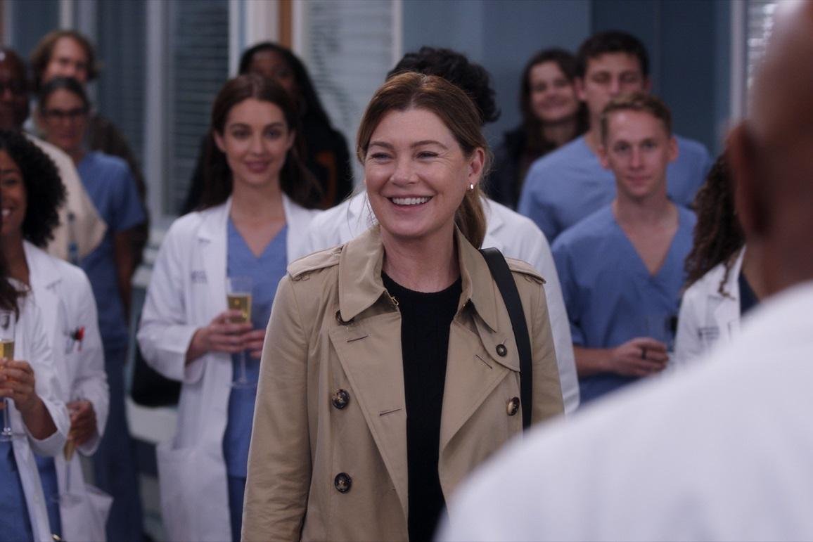 You are currently viewing Ellen Pompeo’s Absence From ‘Grey’s Anatomy’ Season 23 Cast Photo Has Fans Asking: “Where’s Meredith?”