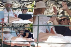 Read more about the article Nicole Kidman and private equity businessman Michael Reinstein enjoy poolside drinks during Italian getaway