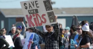 Read more about the article Trump wages court battle over rules for detaining migrant children