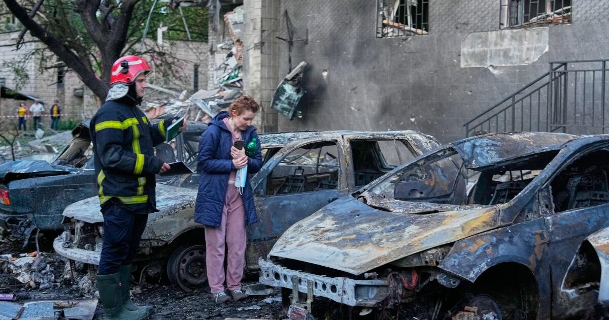 You are currently viewing Russian attacks kill 6 in Kyiv and other cities and expose gaps in Ukraine’s air defenses
