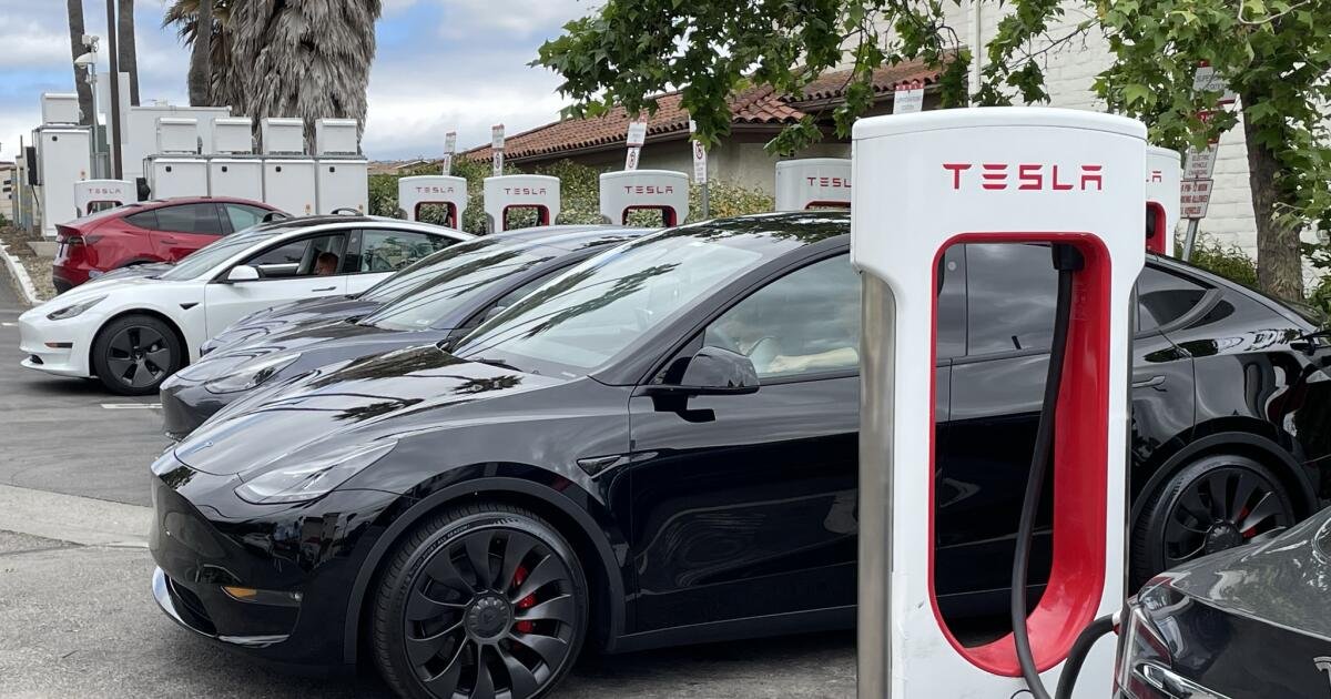 Read more about the article Californians sour on Newsom’s push to ban gas-powered cars