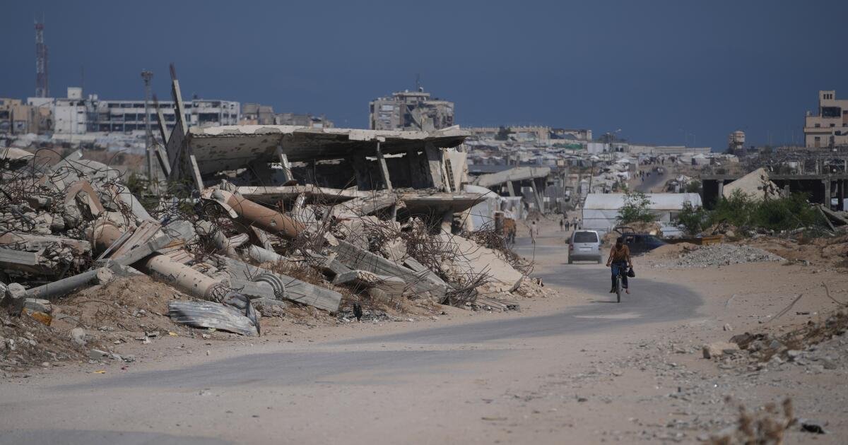 Read more about the article Hamas says it will disarm if Israel halts strikes and withdraws from Gaza, but obstacles remain