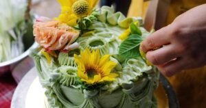 Read more about the article L.A.’s on the cutting edge of cake. Here are 9 decorating tips from an expert