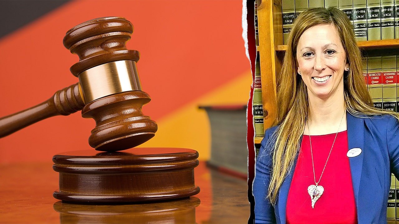 You are currently viewing Prosecutor stripped of power after alleged romance with illegal immigrant defendant