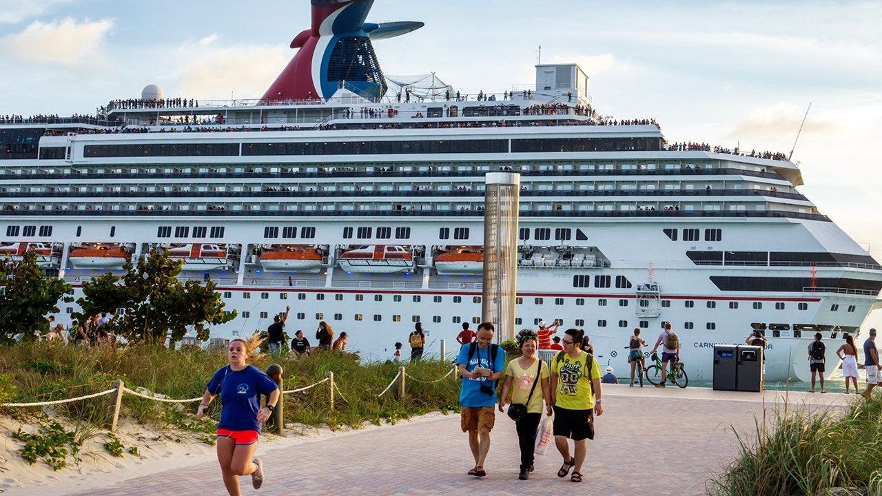 You are currently viewing Carnival Cruise passenger uses fork to scratch foot, sparking outrage about hygiene
