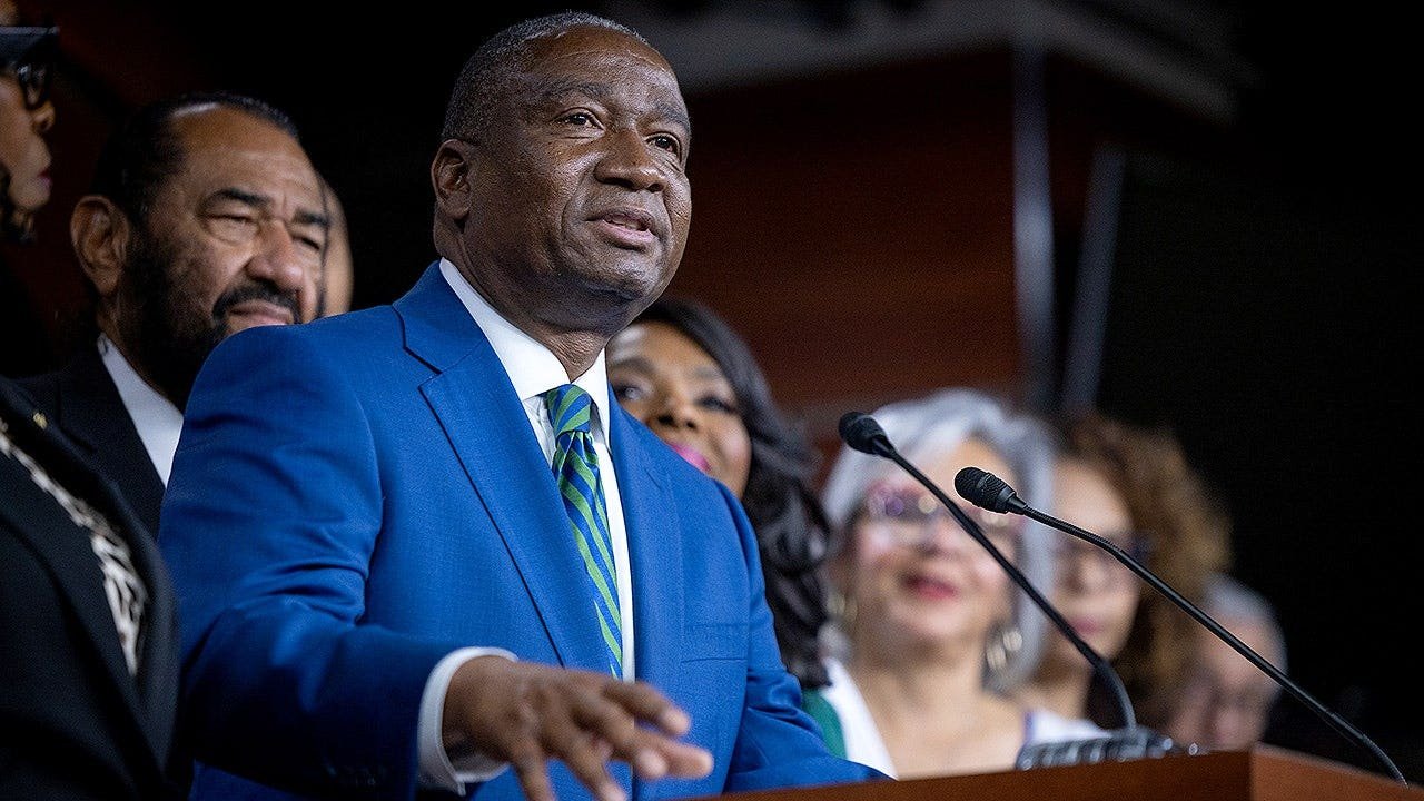 You are currently viewing Dem announces exit from Congress, accused of ‘jumping ship’ amid redistricting shakeup