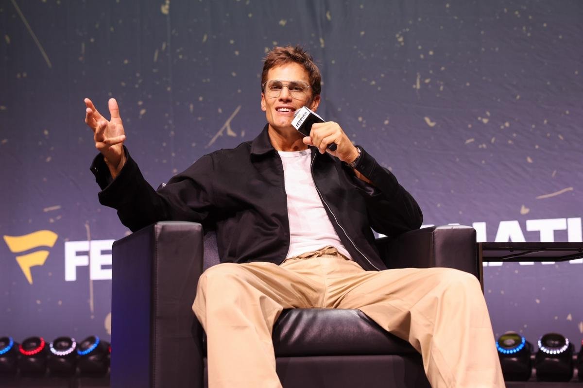 Read more about the article Tom Brady surprisingly reveals first autographed football card is of Raiders player