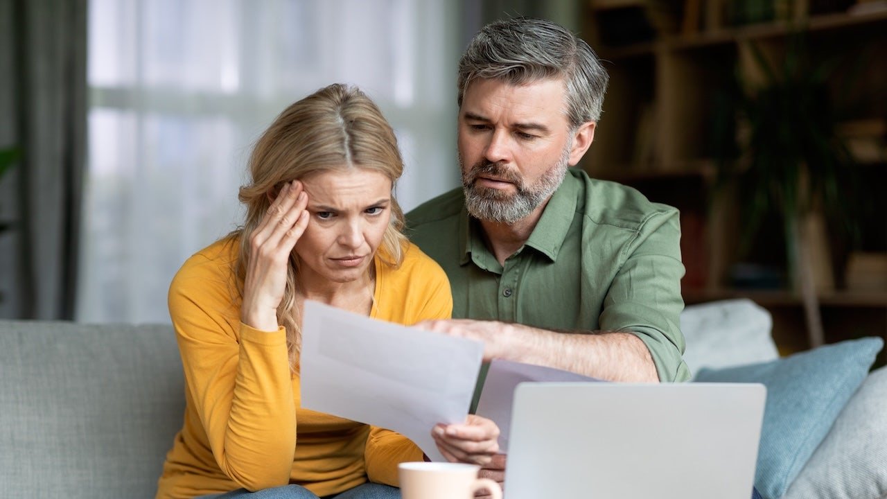 You are currently viewing Faster brain aging linked to long-term financial hardship in new study