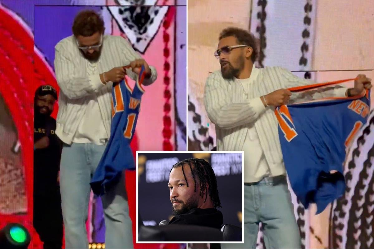 Read more about the article Knicks villain Trae Young fails badly trying to rip Jalen Brunson jersey at Fanatics Fest